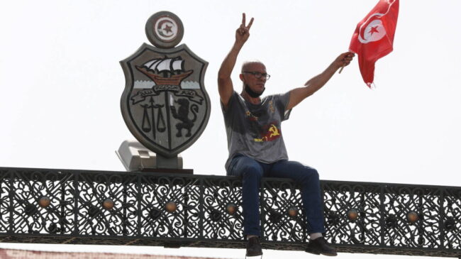 Crisis en Túnez: el presidente destituye a una veintena de altos cargos del Gobierno