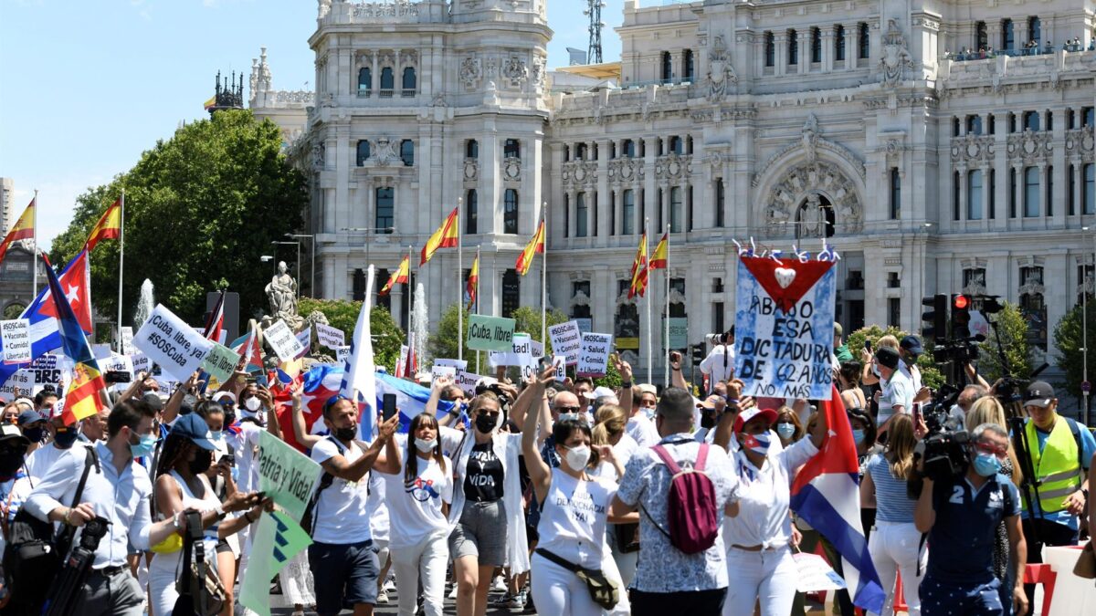 (VÍDEO) El exilio cubano marcha en Madrid y carga contra el Gobierno: «Sánchez, Cuba es dictadura»