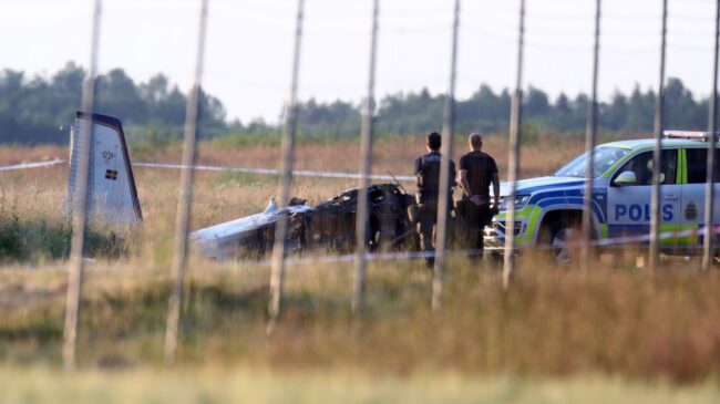 (VÍDEO) Nueve muertos tras caer un avión en un aeropuerto del sur de Suecia