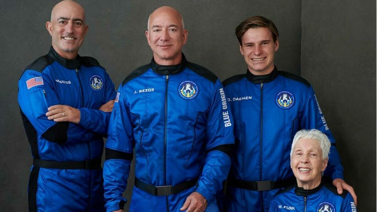 Jeff Bezos y su equipo ya están preparados para volar al espacio a bordo del cohete New Shepard