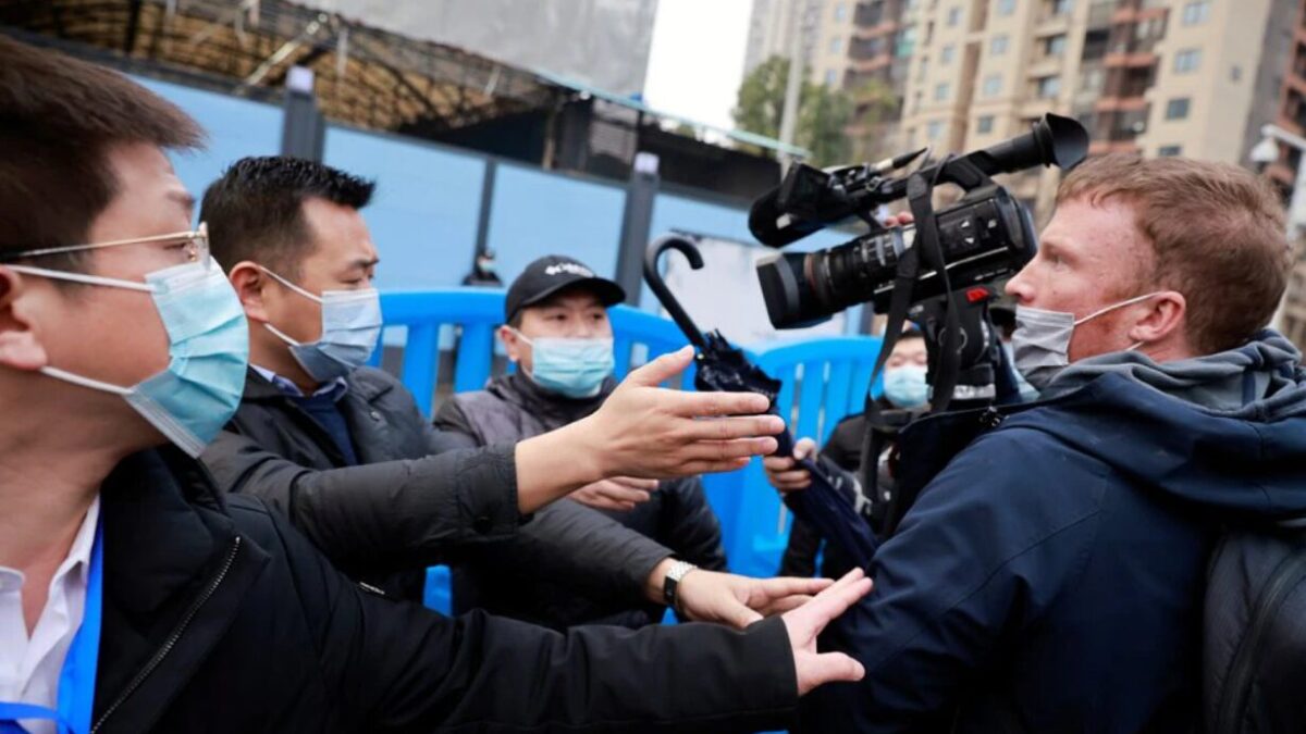 Corresponsales en China denuncian haber recibido amenazas durante la cobertura de las inundaciones