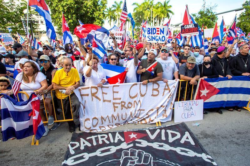 Los cubanos agradecen las sanciones de Biden, pero piden más: "Debe crear acceso a internet para los manifestantes"
