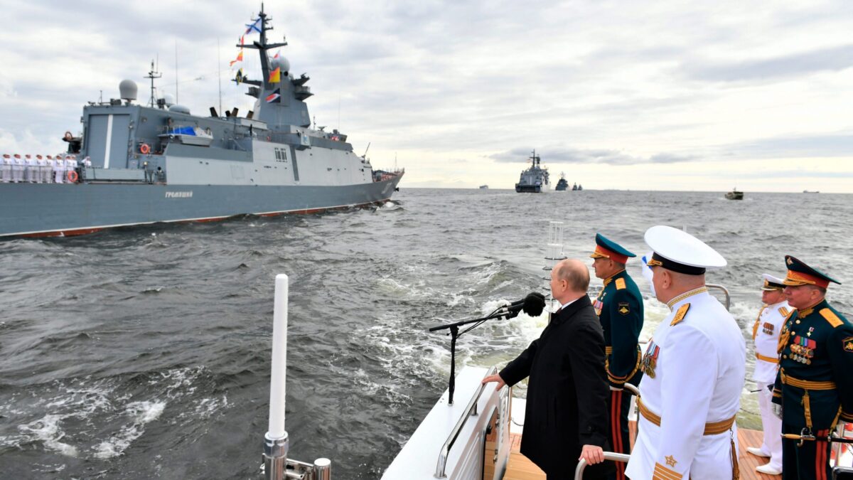 (VÍDEO) Putin presume del poderío de la Armada rusa en el desfile naval en San Petersburgo