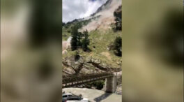 (VÍDEO) Momento exacto: un fuerte desprendimiento de rocas provoca la muerte de al menos 9 personas en la India