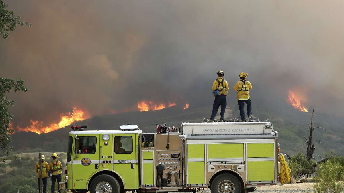 (VÍDEO) Un gran incendio en California provoca la evacuación de 8.000 personas