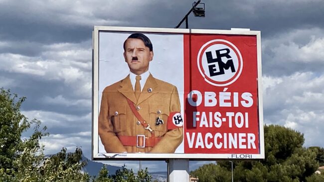 Macron denuncia a una persona que pegó carteles comparándole con Hitler
