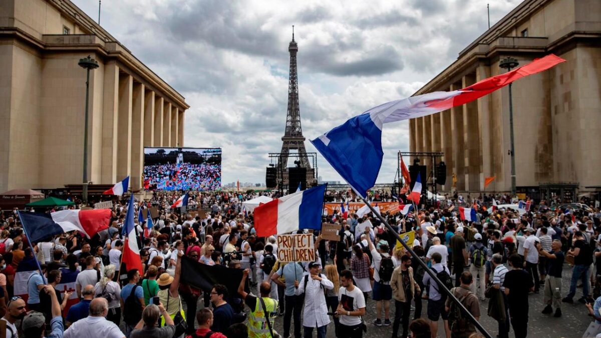 (VÍDEO) Francia adopta la ley del certificado sanitario en medio de fuertes protestas