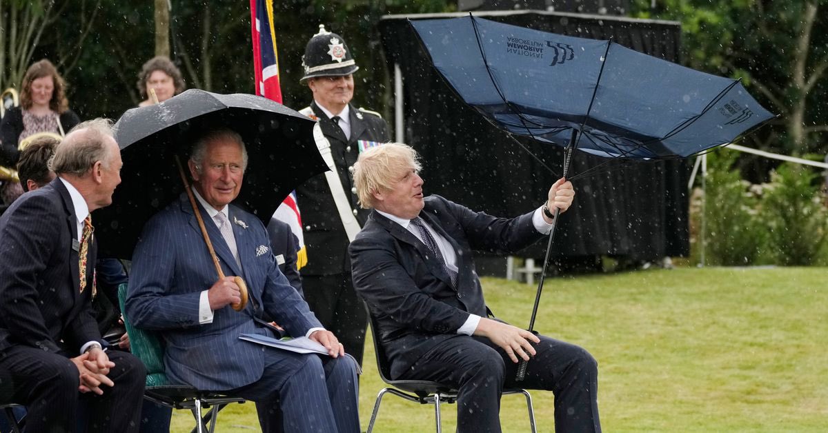 (VÍDEO) Menos mal que no era el botón nuclear: los problemas de Boris Johnson con un paraguas que se han vuelto virales