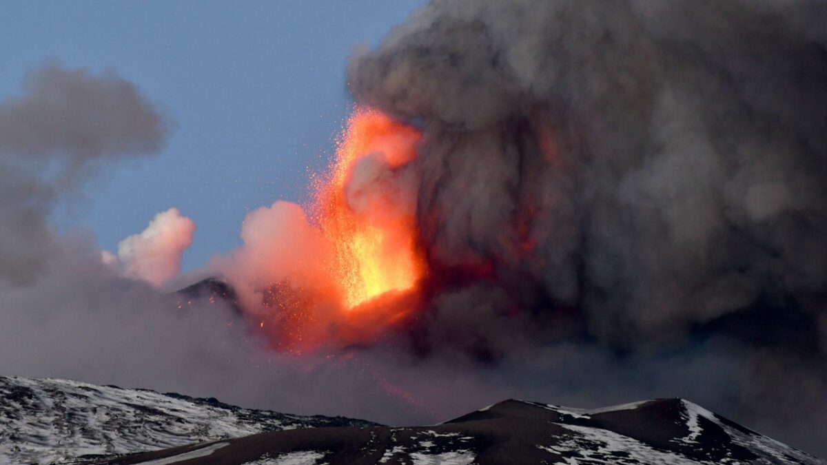 (VÍDEO) Una nueva erupción del volcán Etna obliga a cerrar el aeropuerto de Catania