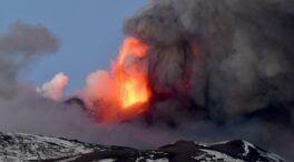 (VÍDEO) Una nueva erupción del volcán Etna obliga a cerrar el aeropuerto de Catania