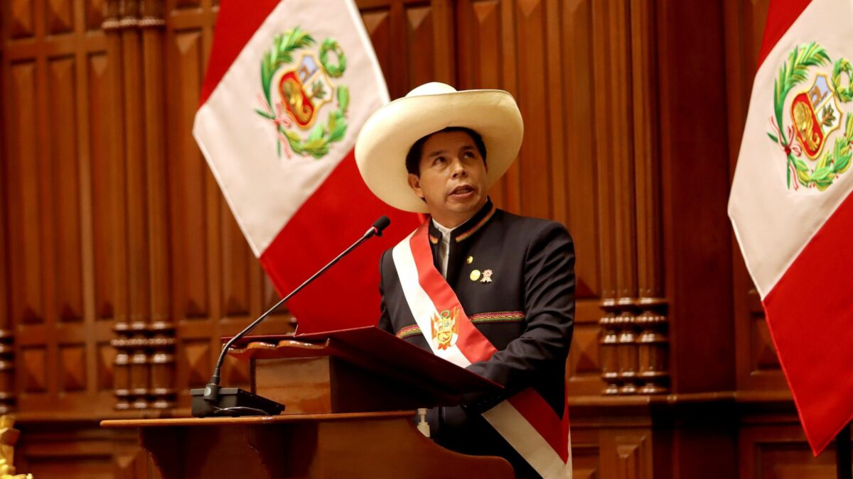 Pedro Castillo reta a los opositores al conformar un gabinete de tendencia marxista en Perú