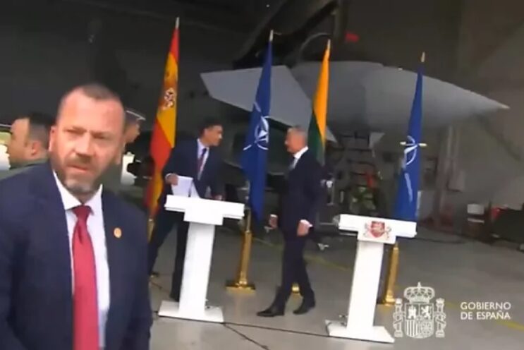 (VÍDEO) Interrumpen la rueda de prensa de Sánchez en Lituania por una amenaza real de la Fuerza Aérea Rusa