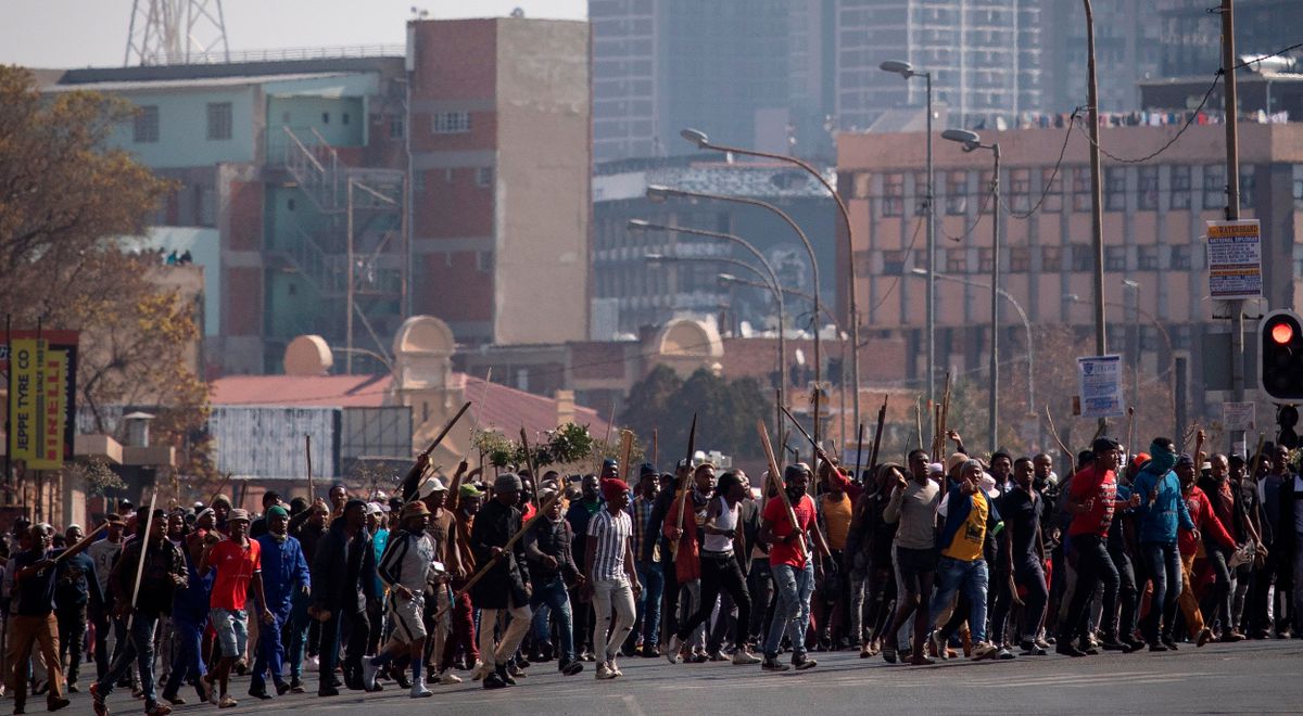 (VÍDEO) Más de 70 muertos, saqueos y disturbios: caos en Sudáfrica en las protestas más importantes en años