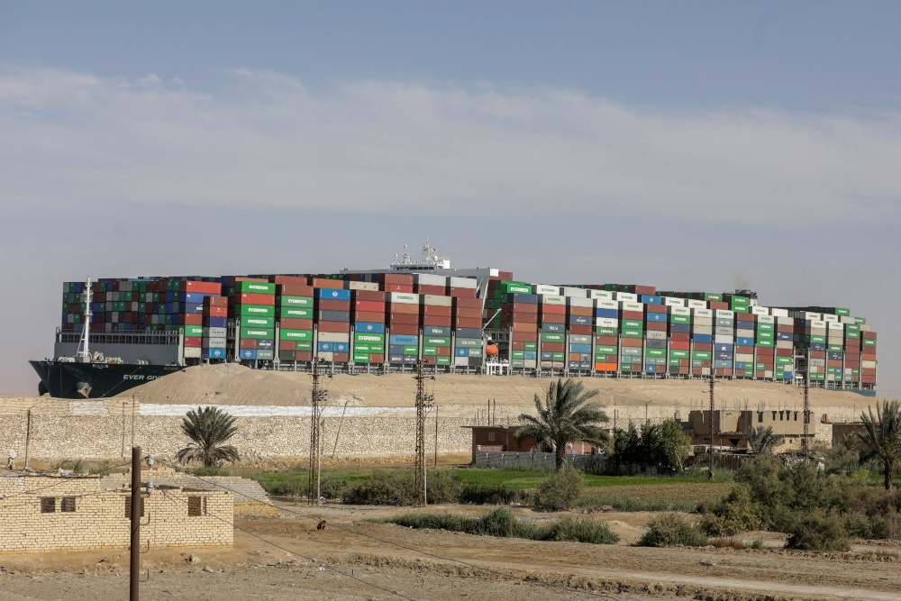 El Ever Given navega tras estar retenido desde marzo en el canal de Suez