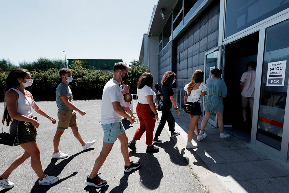 La incidencia entre los jóvenes se dispara pero Sánchez no ve necesario aprobar nuevas medidas