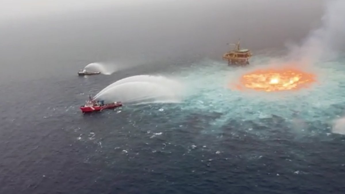 (VÍDEO) Espectacular incendio en un gasoducto submarino en aguas de México
