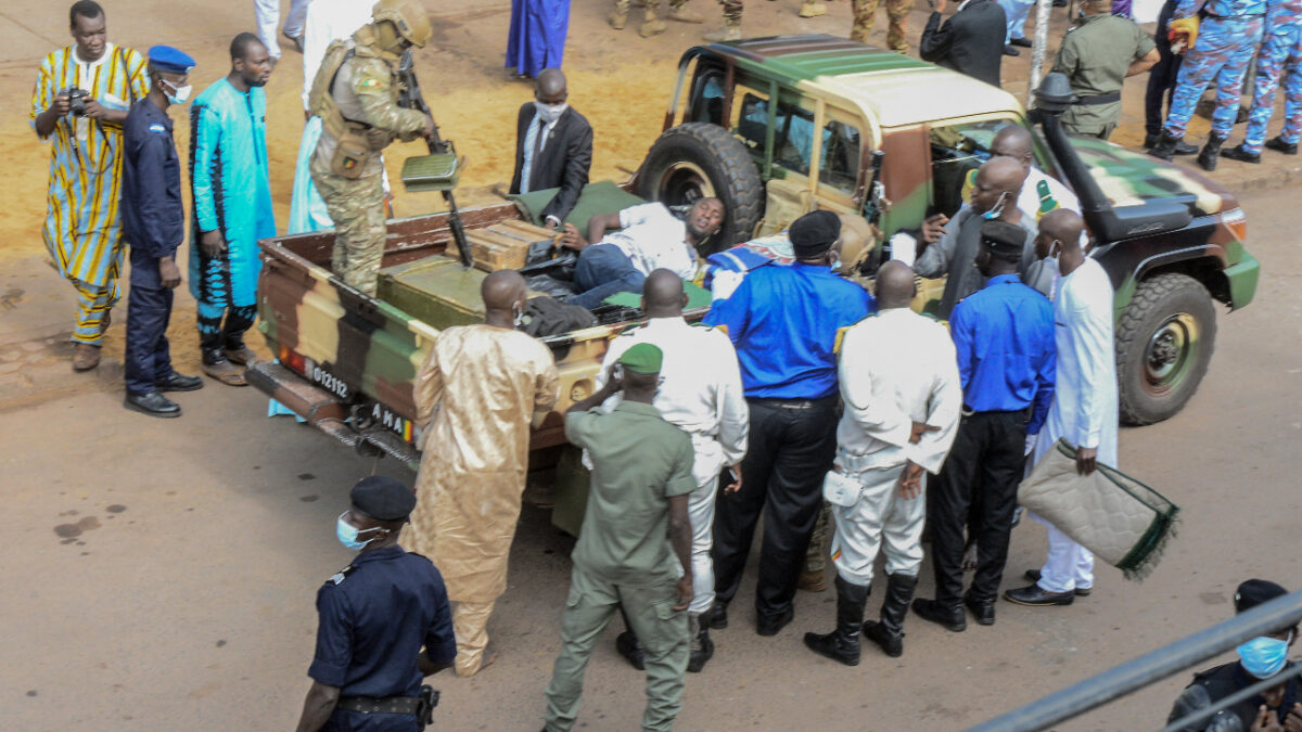 (VÍDEO) Así fue el intento de asesinato del presidente de Mali en medio de una mezquita