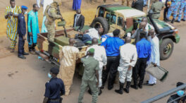 (VÍDEO) Así fue el intento de asesinato del presidente de Mali en medio de una mezquita