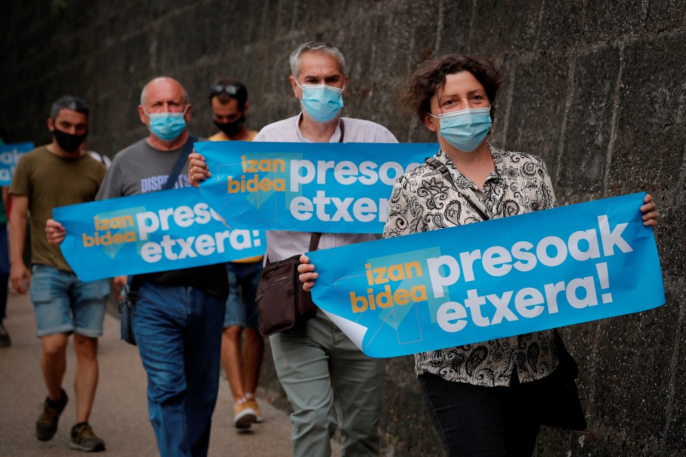 Una marcha pide en Pamplona el acercamiento de los presos de ETA