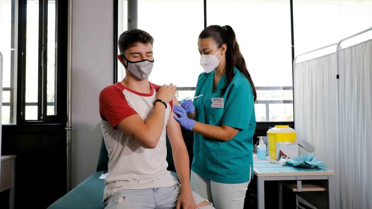 Los jóvenes españoles se vacunan en masa pese a la estigmatización