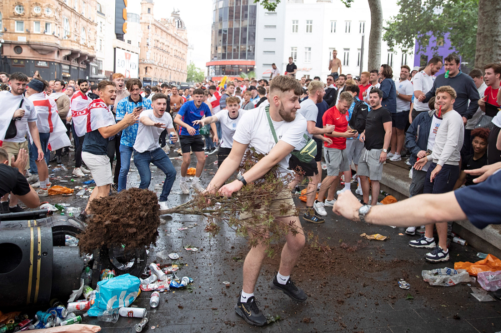 (VÍDEO) Agresiones, peleas y avalanchas: los aficionados ingleses la lían en la final de la Eurocopa