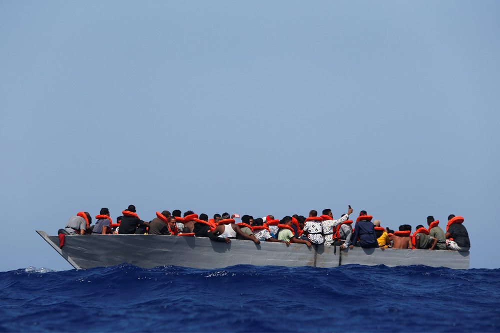 Situación insostenible para 800 migrantes que aguardan un puerto seguro en el Mediterráneo
