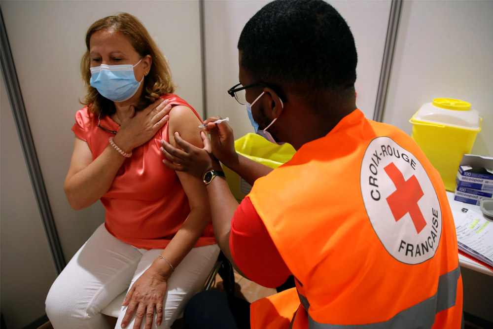 Francia administrará una tercera dosis de la vacuna a «personas mayores y más vulnerables»