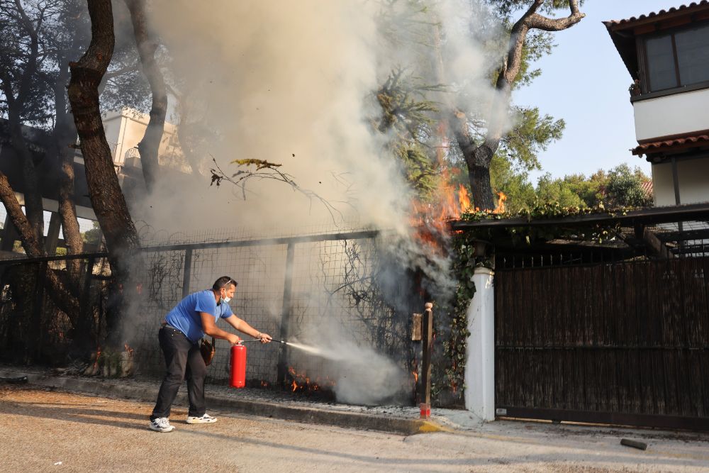 Grecia continúa luchando contra incendios descontrolados