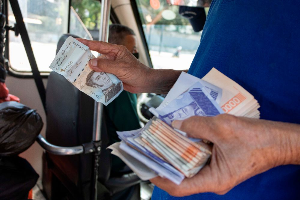 El Gobierno de Maduro quita seis ceros al bolívar y anuncia nuevos billetes