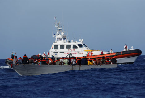 Italia autoriza el desembarco de los 800 migrantes que aguardaban en el Mediterráneo un puerto seguro