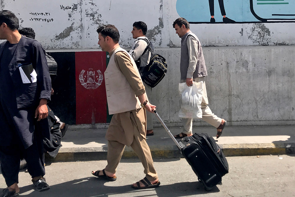 España repatriará a cientos de afganos y a todo el personal de su embajada