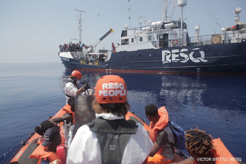 Dos barcos de rescate con 379 migrantes a bordo piden un puerto seguro