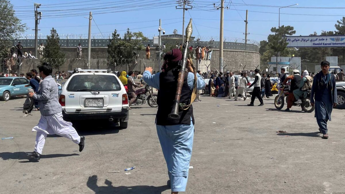 Caos y estampidas en el aeropuerto de Kabul