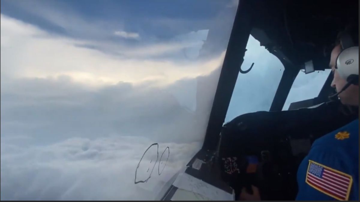 (VÍDEO) El ojo del huracán Ida desde la cabina de un avión estadounidense