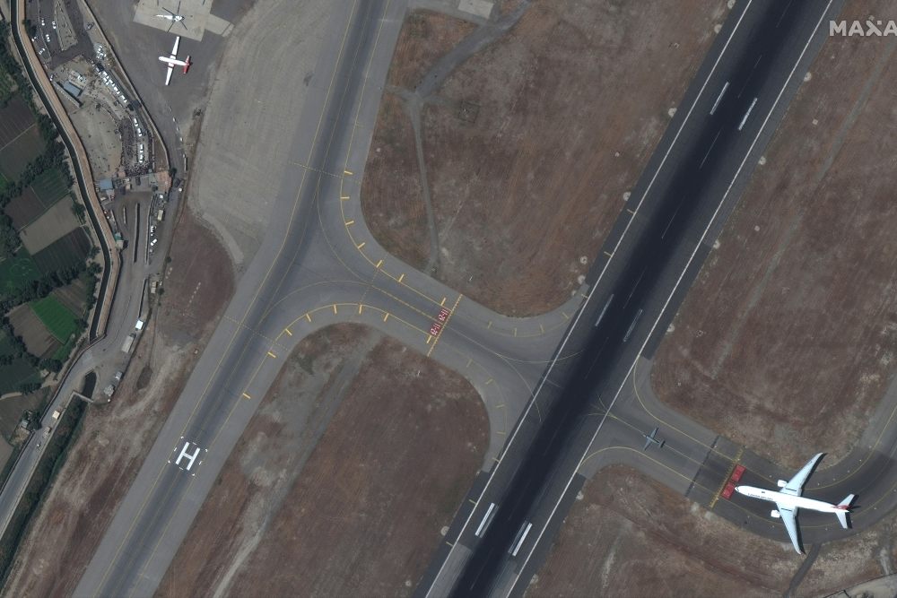 El aeropuerto de Kabul vuelve a la calma tras una jornada de caos con seis muertos