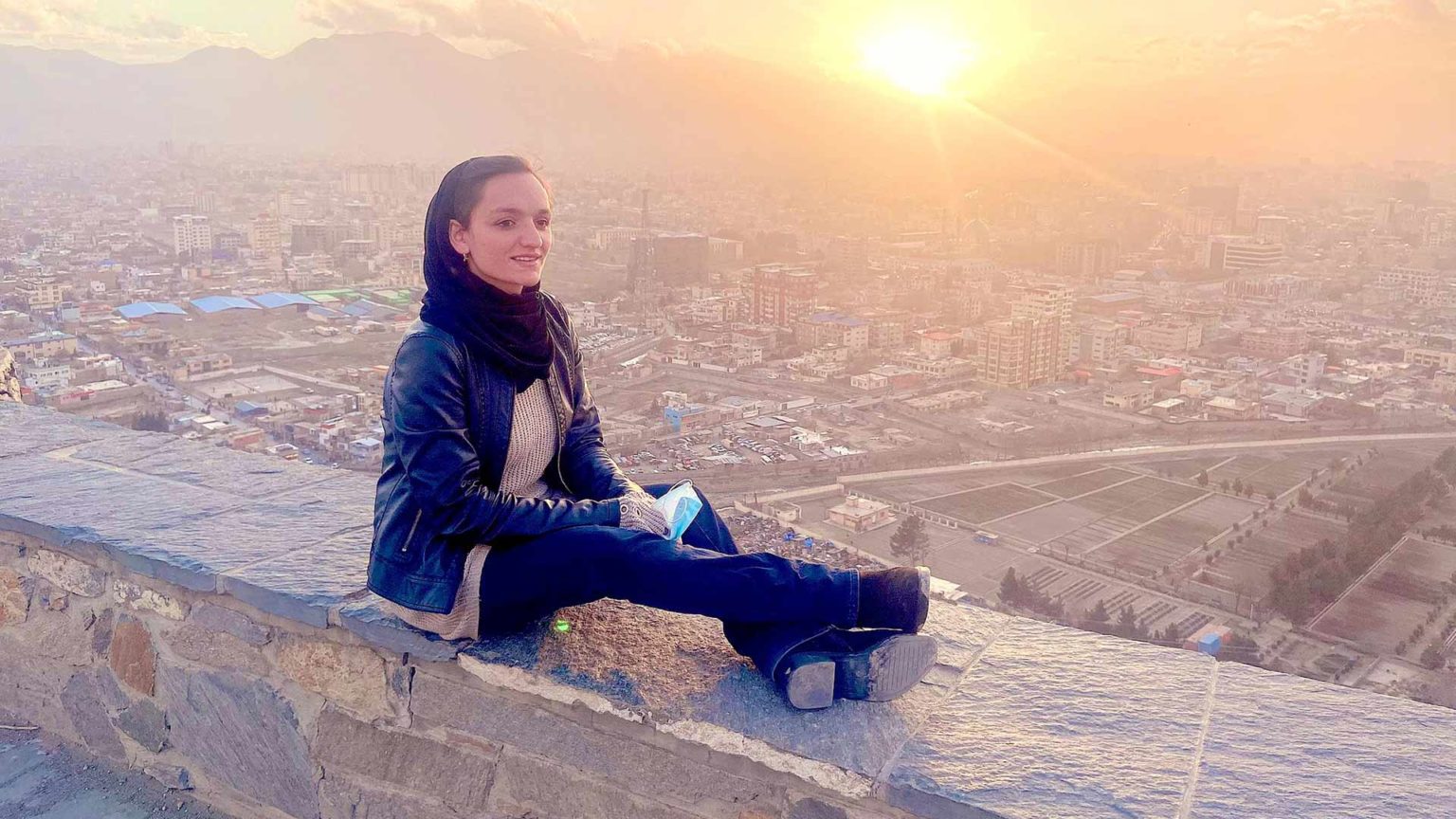 Zarifa Ghafari, la alcaldesa más joven de Afganistán, a ‘The Objective’: «No le tengo miedo a la muerte, pero tengo prisa por salvar a mi familia»