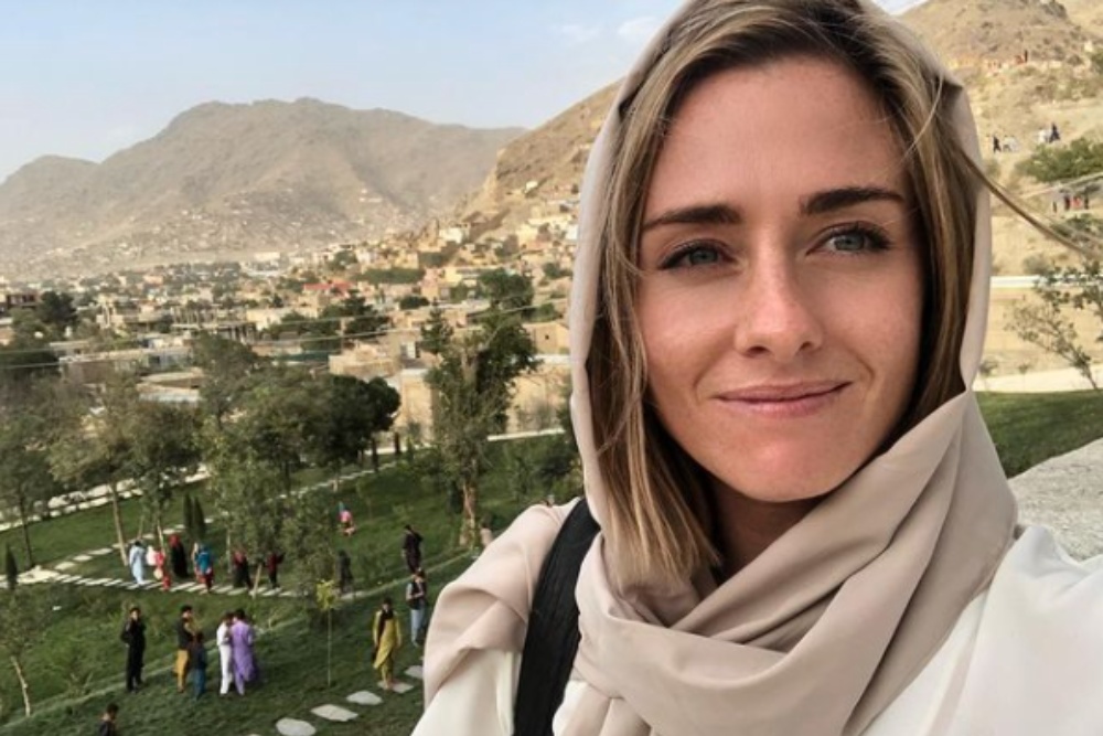 ¿Quién es Charlotte Bellis, la única mujer periodista en acudir a la rueda de prensa de los talibanes?