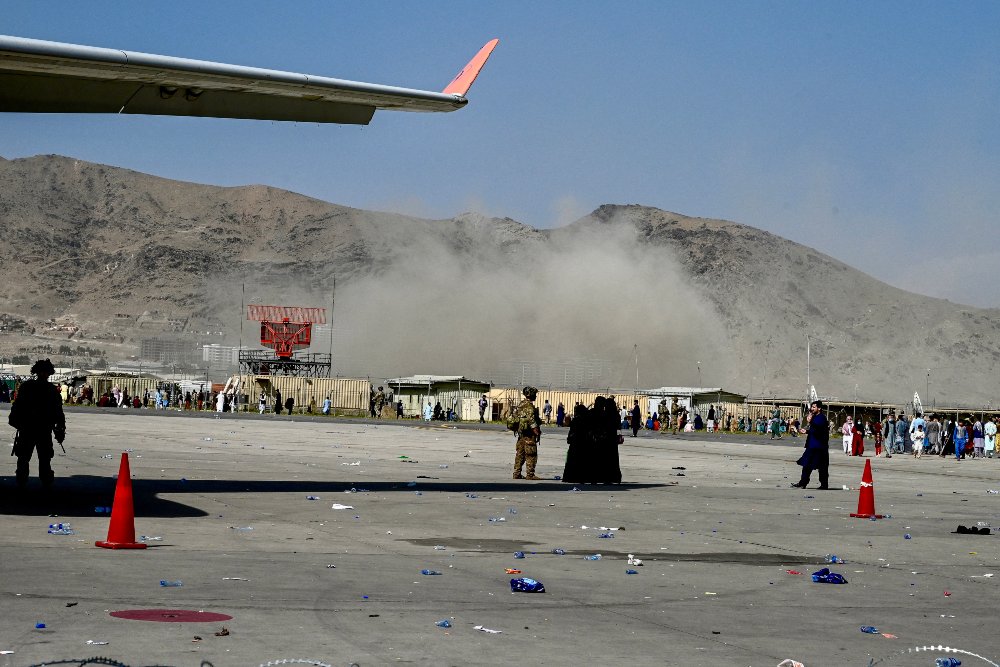 Hallan restos humanos en el tren de aterrizaje del avión de EEUU que partió de Kabul
