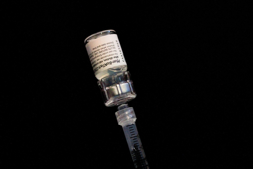 La vacuna de Pfizer pierde eficacia más rápido que la de AstraZeneca ante la variante delta