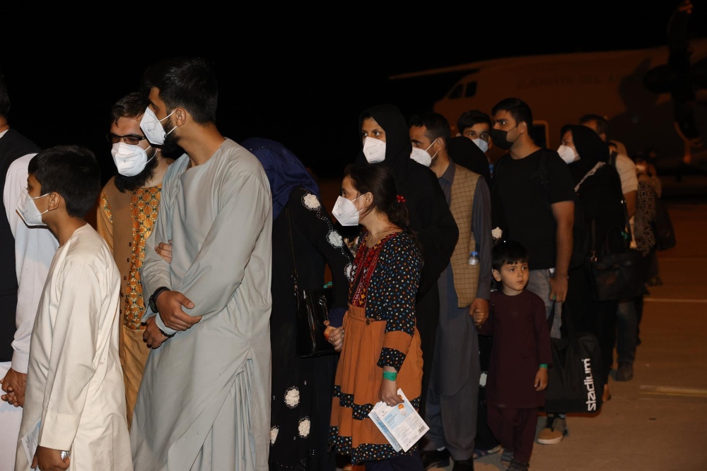 España comienza la acogida de afganos: 12 de los evacuados solicitan asilo