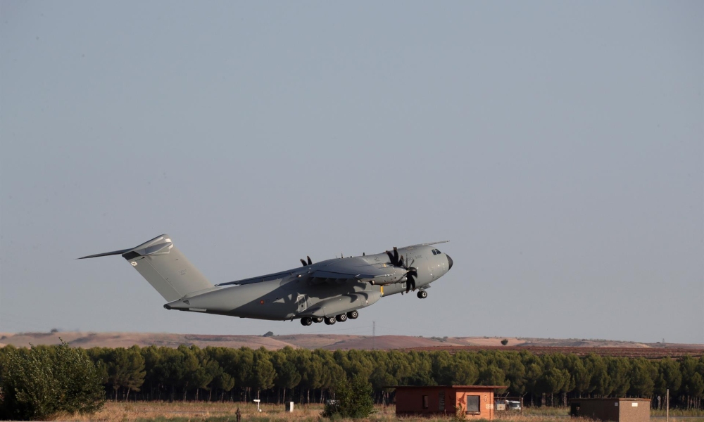El cuarto avión militar parte a Dubai para evacuar al personal de Afganistán