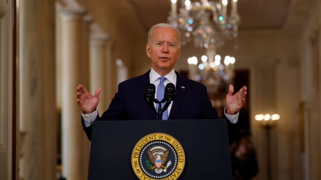 Biden se defiende y afirma que había que elegir entre irse de Afganistán o desplegar más tropas