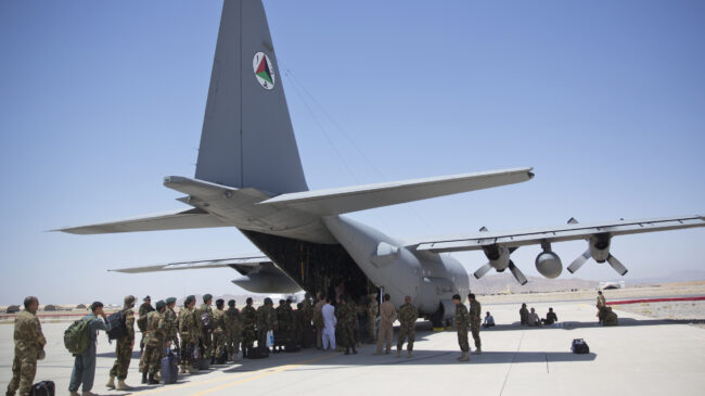 EE.UU. podría quedarse más tiempo en Afganistán para evacuar a sus ciudadanos