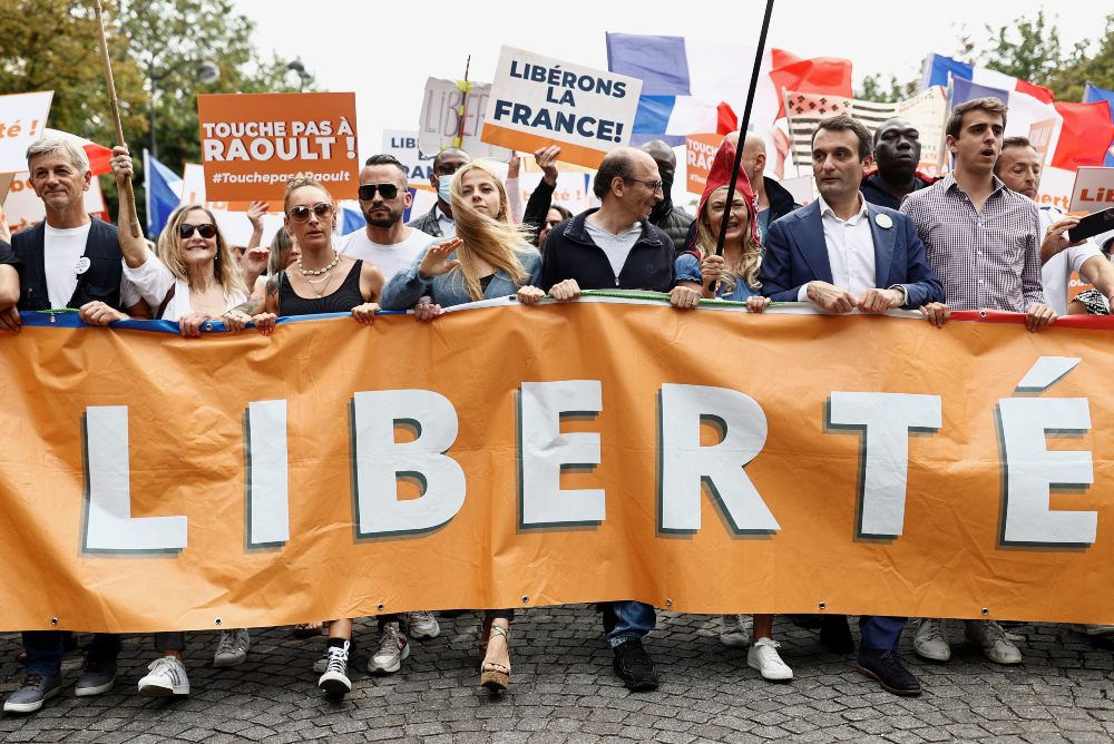 Decenas de miles de personas vuelven a protestar en Francia contra el certificado sanitario