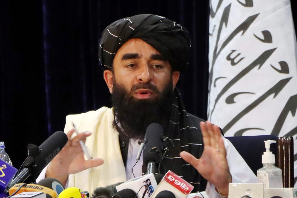 Los talibanes prohíben a los afganos entrar en el aeropuerto de Kabul