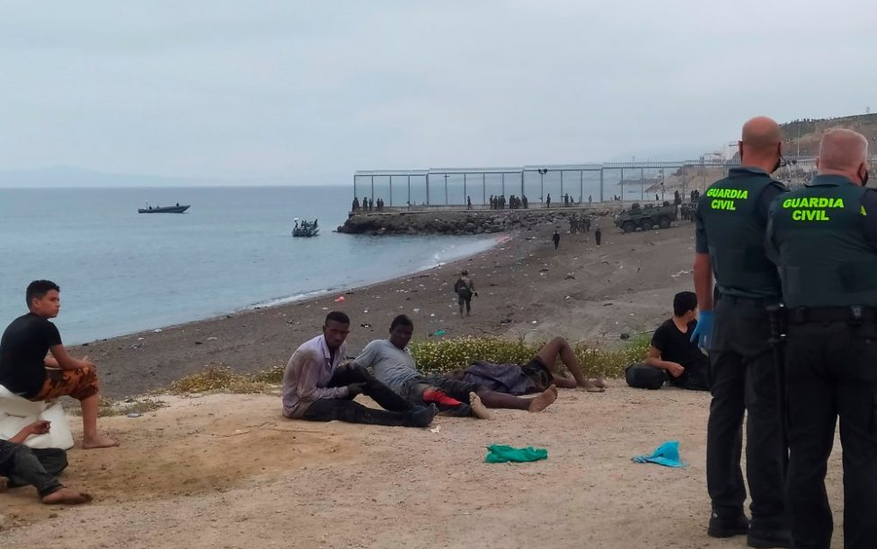 Herido un guardia civil en un nuevo intento de asalto masivo en la frontera de Ceuta