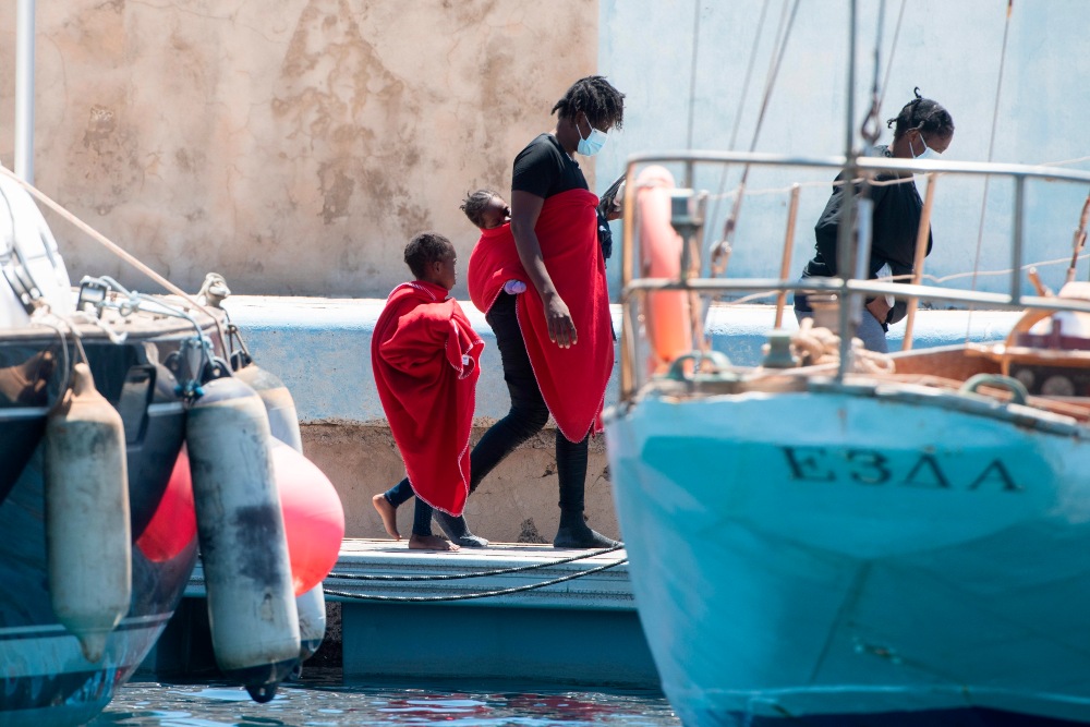 Rescatados 87 inmigrantes en una embarcación a 13 millas de Cádiz