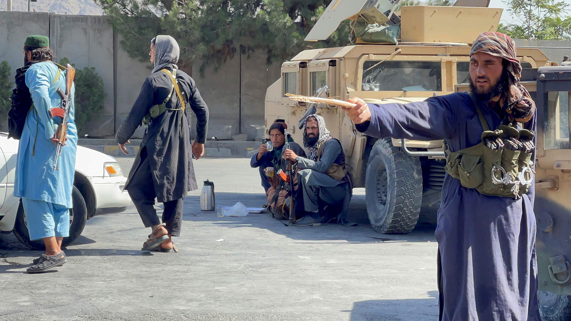Los talibanes anuncian que han tomado el control de parte del aeropuerto de Kabul y EE.UU. lo niega