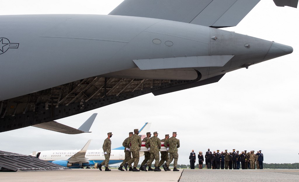 Biden recibe a los féretros de los 13 militares muertos en Kabul
