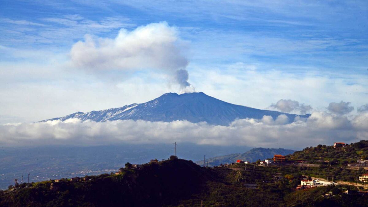 (VÍDEO) El Etna sufre una erupción de su cráter sureste que provoca una lluvia de cenizas